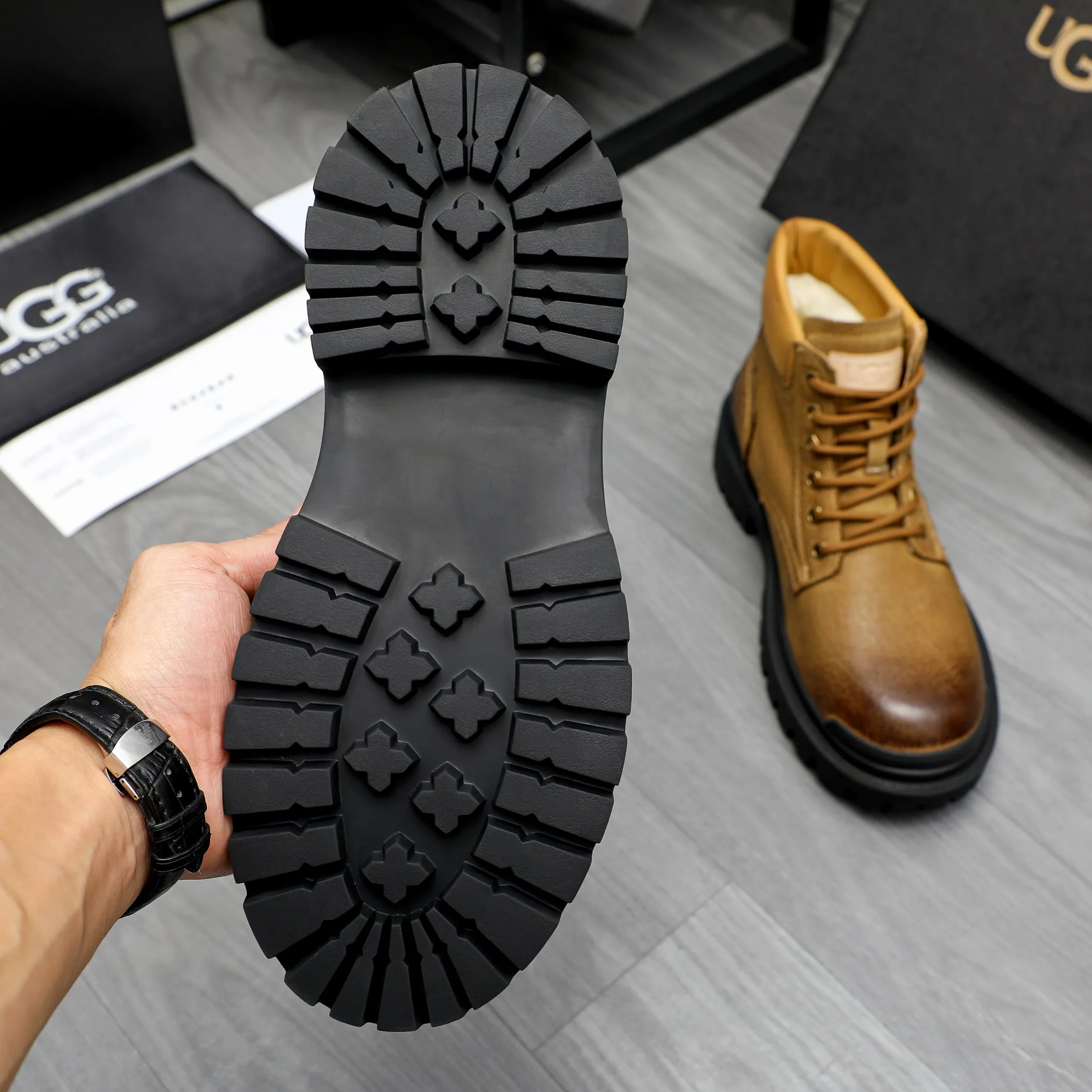 P620 Product trademark: "UGG" Gaobang men's shoes Regular size: 39-44 Product materials: Selected color-brushed cowhide upper, wool lining, original outsole
